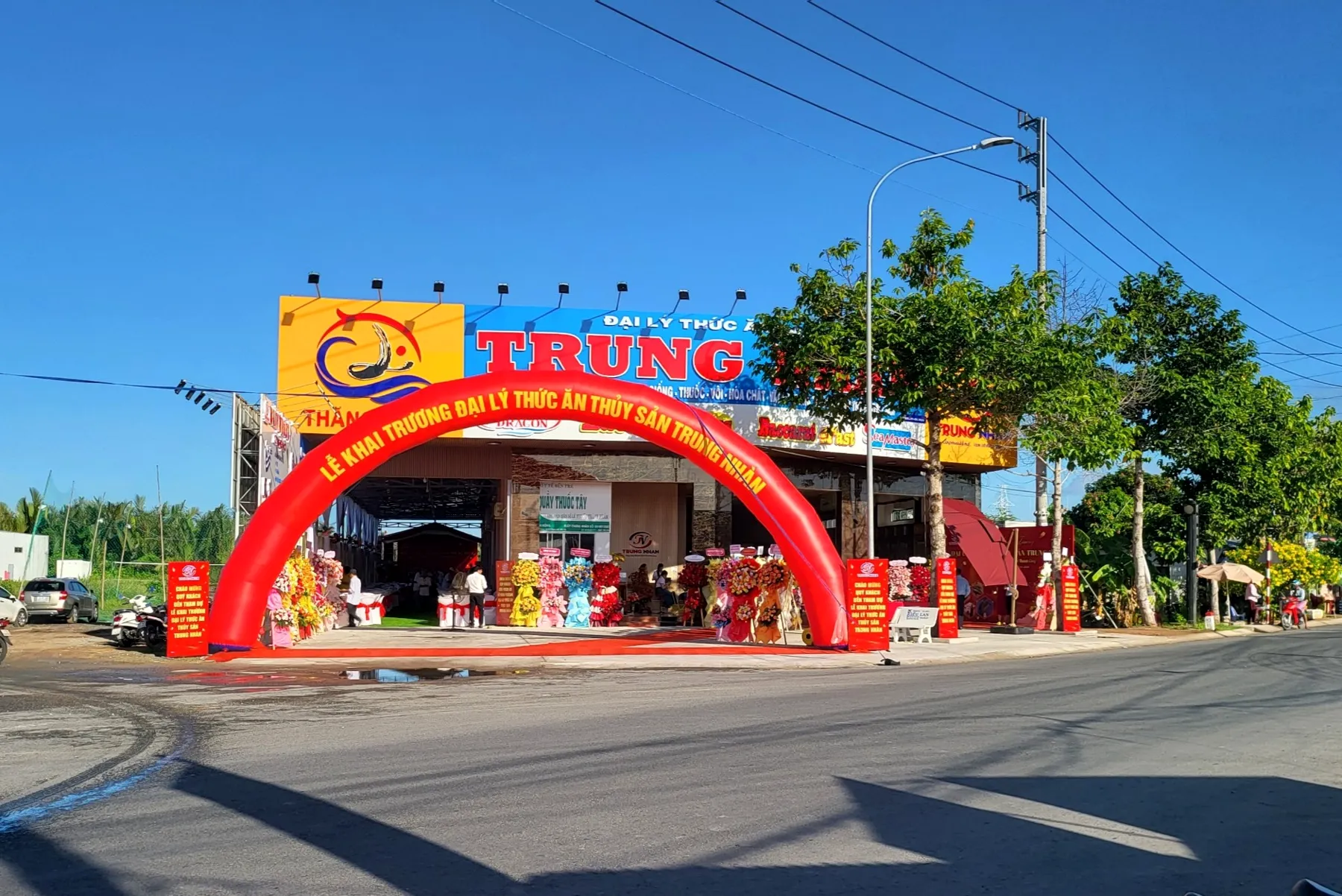 Mặt tiền Đại lý thức ăn thủy sản Trung Nhàn ngày khai trương
