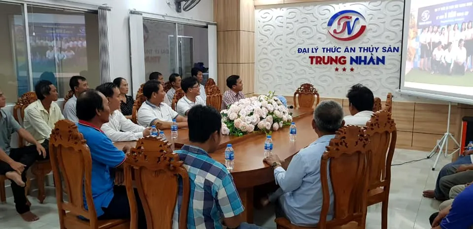 Bà con nuôi tôm dự buổi gặp mặt tại Trung Nhàn
