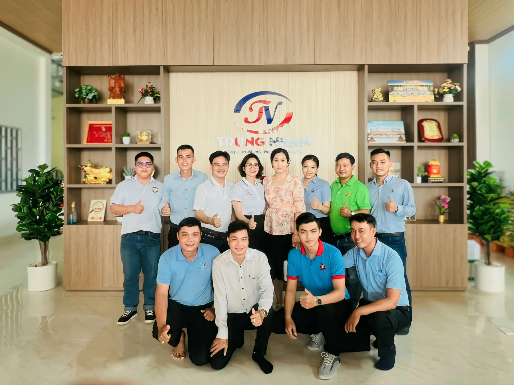 Đội ngũ Thủy Sản Trung Nhàn tại văn phòng đại lý