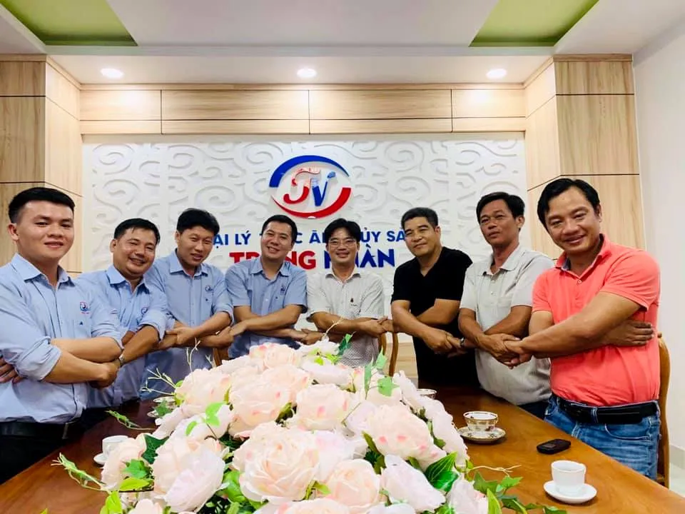 Đội ngũ Trung Nhàn cùng khách hàng tại văn phòng